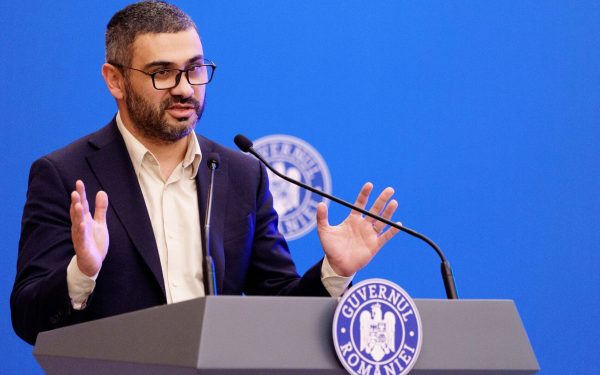 Manole spulberă salariile mari: Bugetarii, loviți de înghețare