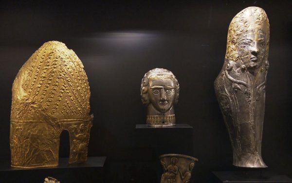 Hoții de la Muzeul Drents au vrut și coiful de la Cucuteni-Băiceni