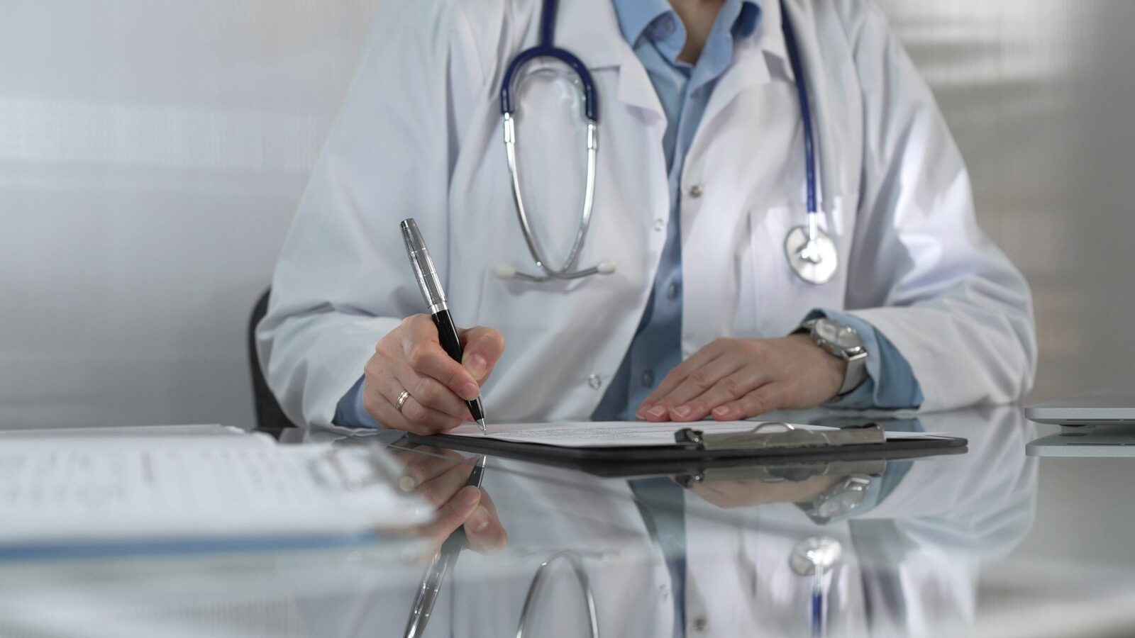 Românii ignoră prevenția: Controale medicale rare, mai ales sub 40 de ani