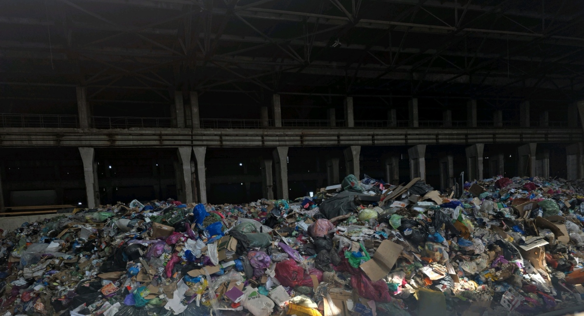 Garda de Mediu București a amendat dur pentru depozitarea ilegală de deșeuri în zona Halei Laminor, sancționând atât proprietarul, cât și operatorul de salubritate al Sectorului 3
