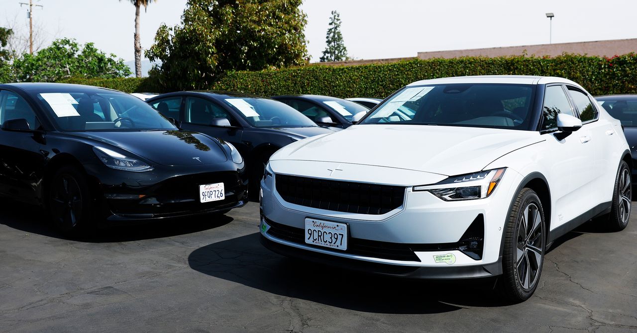 Afluxul de cereri pentru mașinile electrice second-hand crește odată cu scumpirea benzinei Creșterea prețurilor la combustibili alimentează interesul pentru mașini electrice Vânzările de mașini electrice second-hand sunt în creștere în Statele Unite, pe fondul scumpirii combustibililor