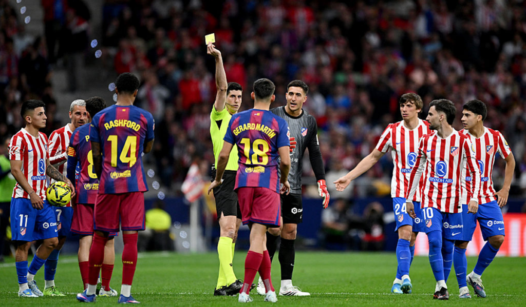 Barcelona a obținut o victorie importantă în derby-ul cu Atletico Madrid, scor 2-1, însă decizia de acordare a unui penalty contestat și schimbarea ulterioră a cartonașului roșu au iscat controverse cu privire la corectitudinea arbitrajului