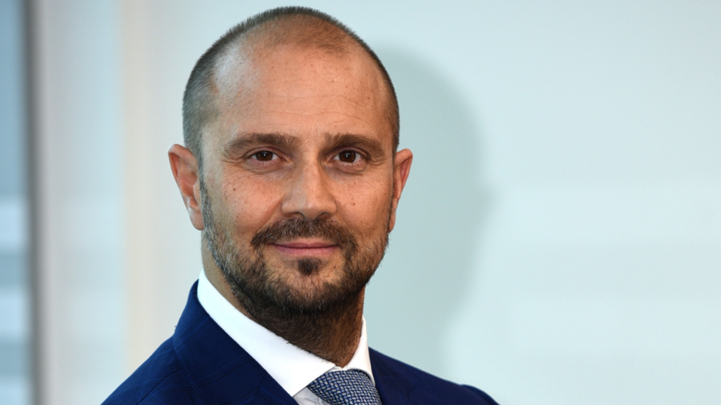 GIUSEPPE CARELLA, UN NOU MANAGER PENTRU NESTLÉ România GIUSEPPE Carella, un profesionist cu peste 25 de ani de experiență în afaceri internaționale, va prelua funcția de Country Manager al Nestlé România începând cu 1 aprilie 2026