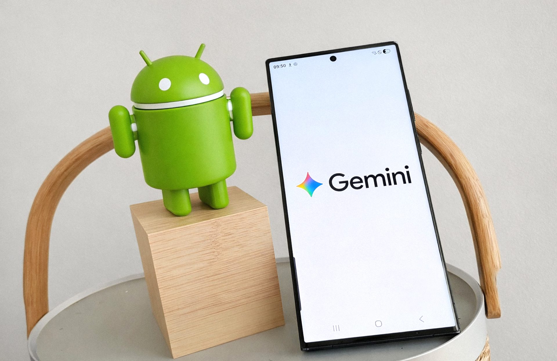 NOUL INTERFAȚĂ GEMINI, MAI CURATĂ ȘI MAI INTUITIVĂ, AJUNGE ÎN FOCUL TESTELOR Google pregătește o serie de schimbări importante pentru interfața asistentului Gemini, vizează îmbunătățirea experienței utilizatorilor