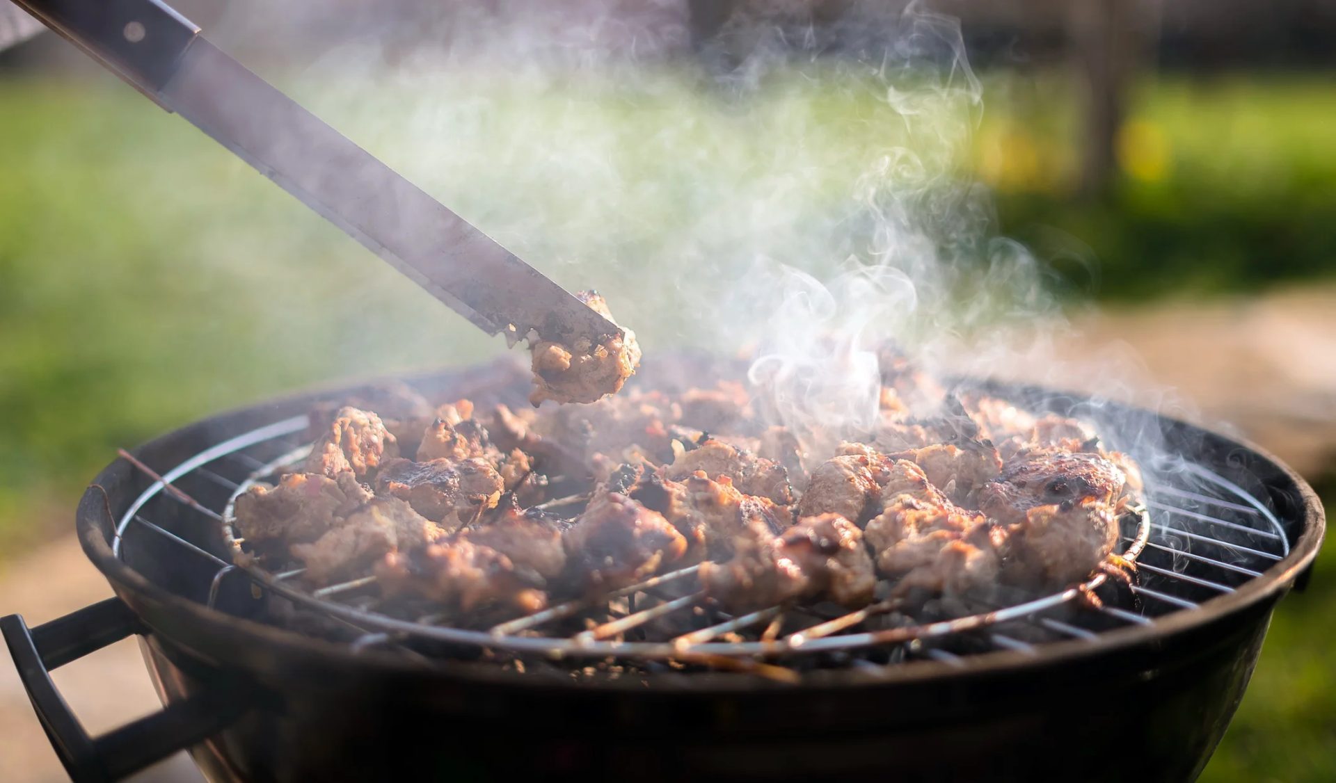 Grătare interzise în curte? Românii riscă amenzi URIAȘE (până la 5.000 lei)