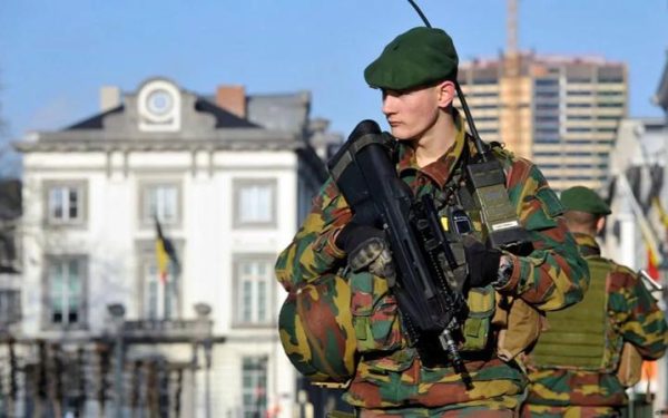 Mii de adolescenți belgieni aleg armata: Ce-i atrage la programul militar