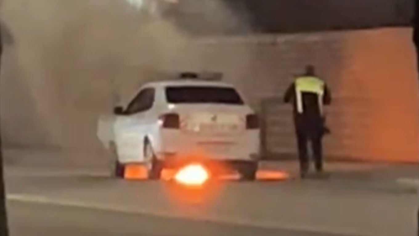 Un autoturism Dacia Logan, cu semne ale poliției, a luat foc în trafic în municipiul Iași, duminică seară, pe strada Bucium