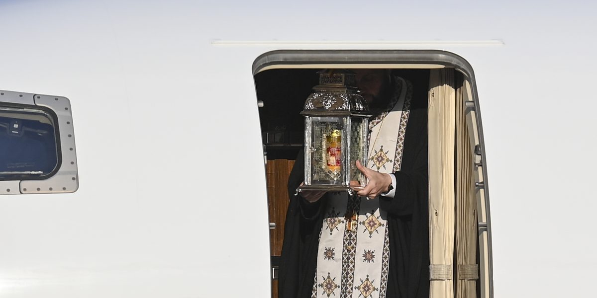 Lumina Sfântă de la Ierusalim, adusă în România cu avion privat, din cauza războiului
