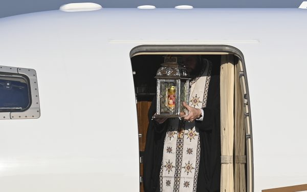 Lumina Sfântă de la Ierusalim, adusă în România cu avion privat, din cauza războiului