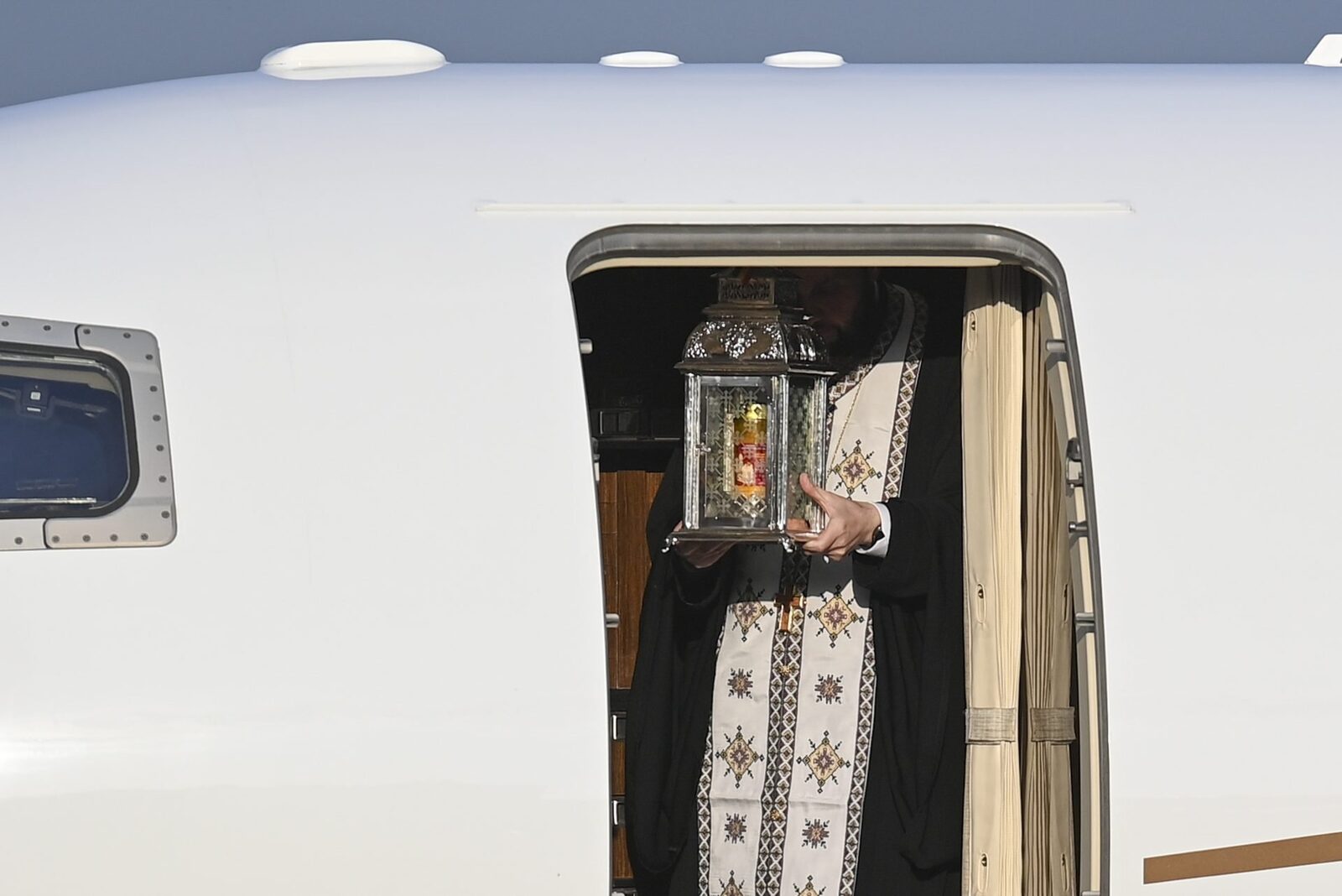 Lumina Sfântă de la Ierusalim, adusă în România cu avion privat, din cauza războiului