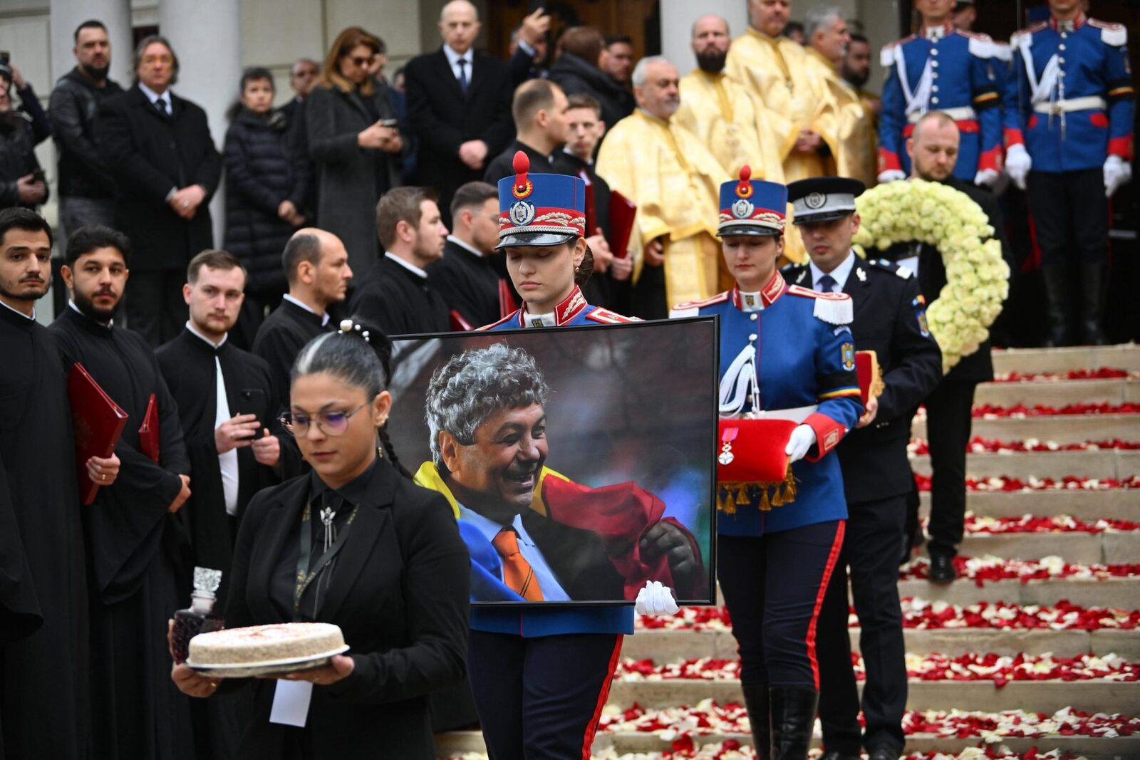 Mircea Lucescu, înmormântat la Bellu, cu onoruri militare