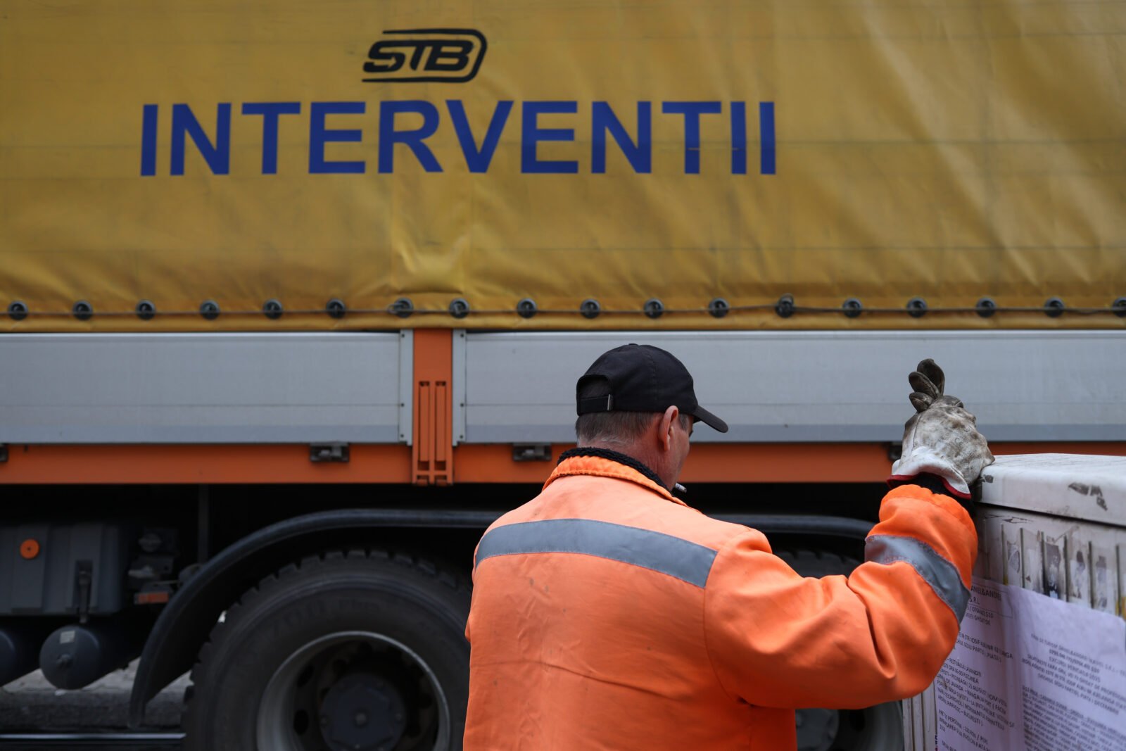 Societatea de Transport București (STB) a achiziționat recent servicii de monitorizare și analiză a presei pentru mai mult de 15.000 de euro, o sumă considerabilă în contextul în care compania se confruntă cu un blocaj financiar total