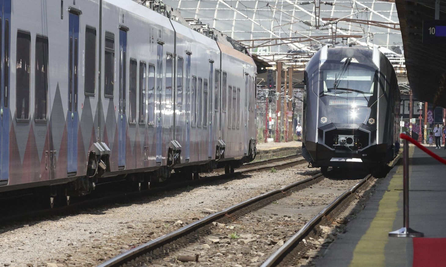 Durata călătoriei pe ruta București – Arad ar putea fi redusă semnificativ, de la peste 10 ore la aproximativ 7 ore și 40 de minute, odată finalizate noile lucrări de modernizare pe tronsonul feroviar Brașov – Sighișoara