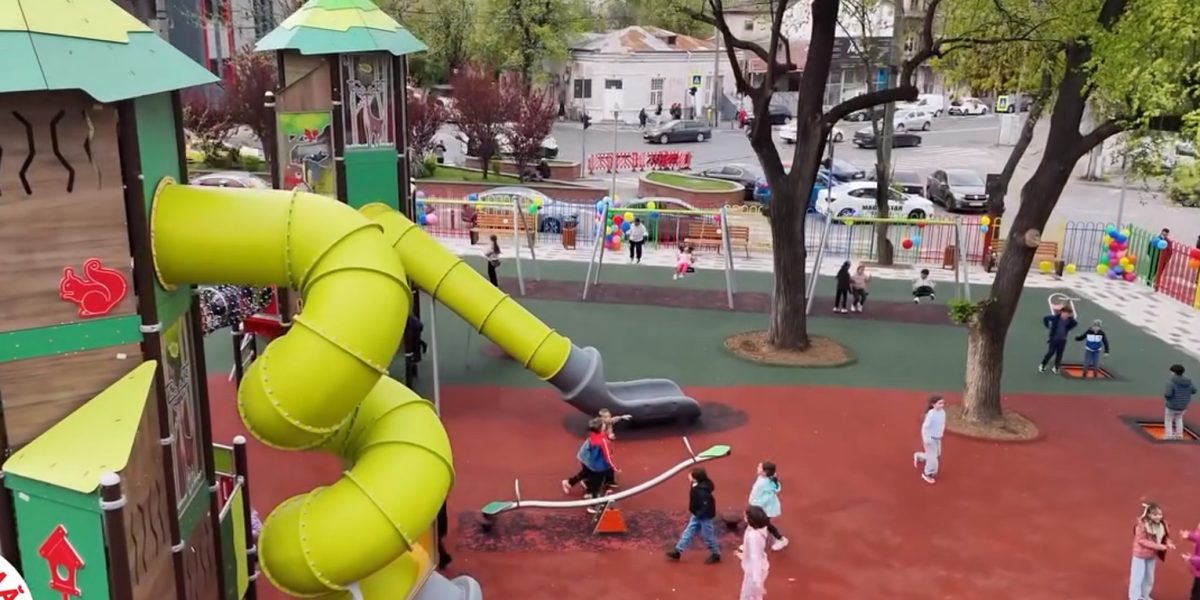 Sectorul 5: Două locuri de joacă, refăcute și gata pentru copii