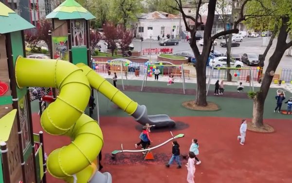 Sectorul 5: Două locuri de joacă, refăcute și gata pentru copii