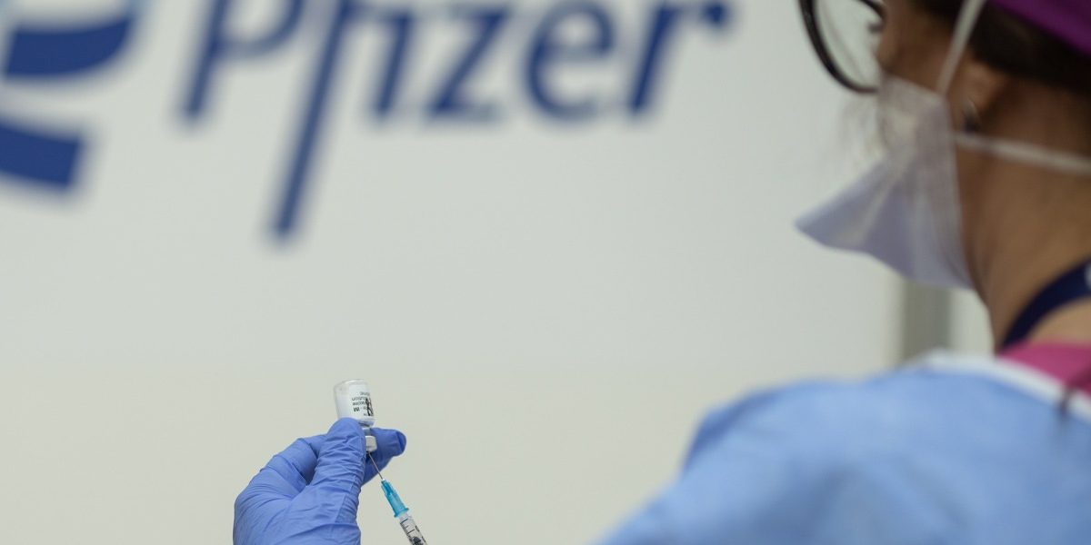 Vaccinații Pfizer, fără muncă, primesc 1200 euro/lună până la pensie