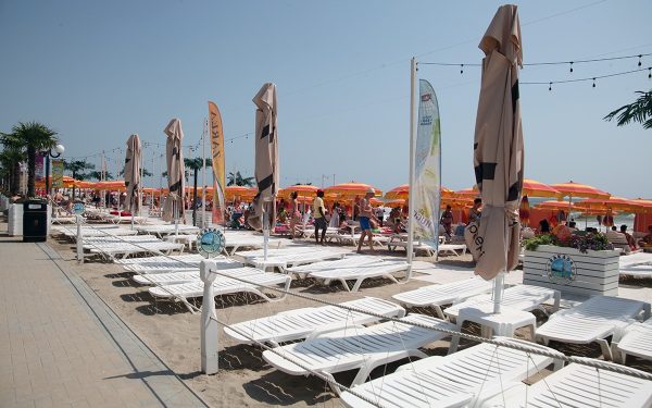 Șezlongurile Ilegale de pe Plaje, VÂRTEJ de Amenzi: Reacția Ministrului Mediului