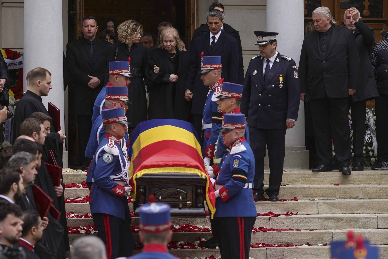 Durere și recunoștință: Familia Lucescu, mesaj emoționant după funeralii