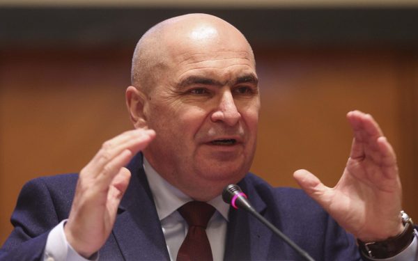 Bolojan, atac dur la PSD: „E greu să fii credibil cu cutii de pantofi și penthouse-uri”