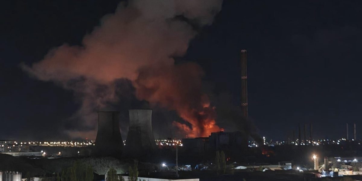 Mii de bucureșteni, fără apă caldă după incendiul de la CET Vest