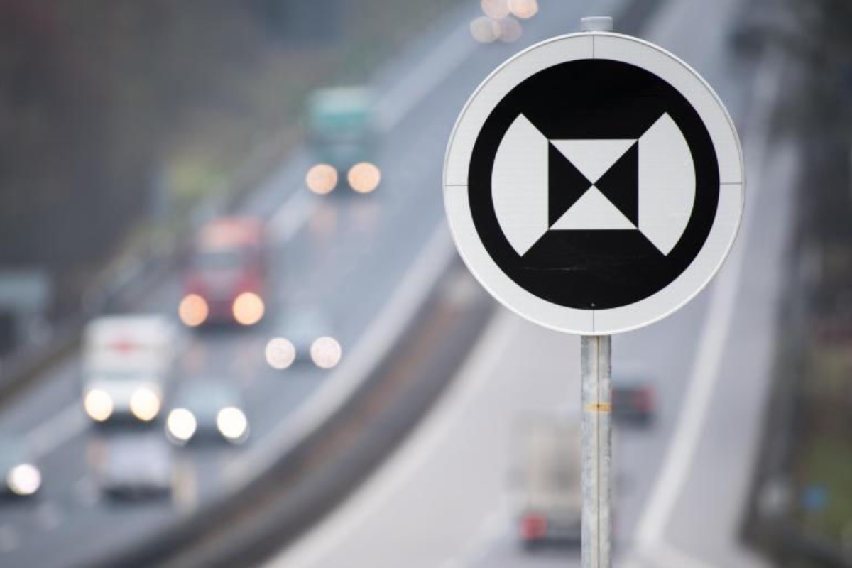 Pe un segment de autostradă din Germania au fost instalate indicatoare vizuale distincte, care nu sunt menite să fie recunoscute de șoferi pentru a transmite reguli de circulație, ci să funcționeze ca repere pentru sistemele automate de conducere