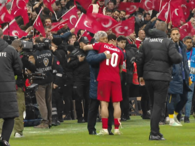 Imaginea cu Hakan Calhanoglu și Mircea Lucescu, surprinsă acum 12 zile, a generat un val de emoție în lumea fotbalului