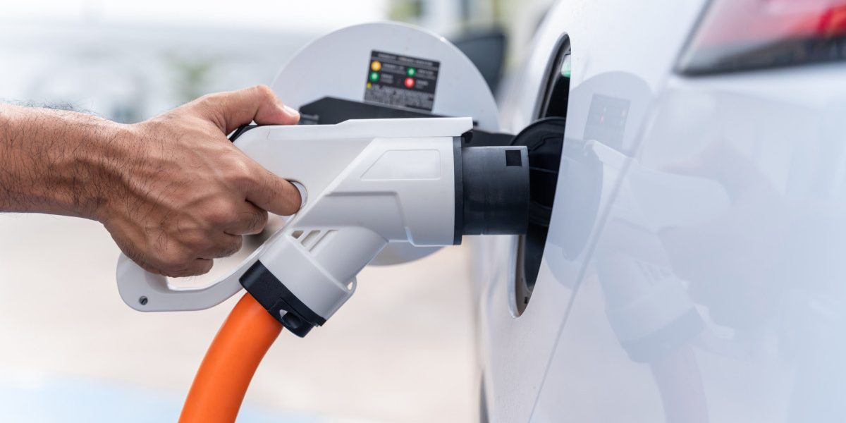 Explozie electrică în UE, dar România stă pe loc: Ce se întâmplă cu vânzările?