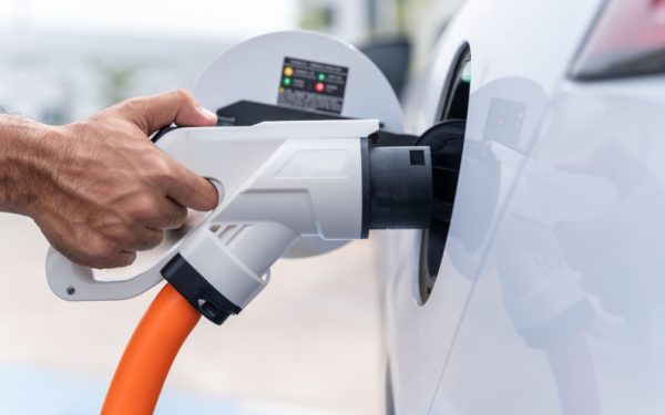 Explozie electrică în UE, dar România stă pe loc: Ce se întâmplă cu vânzările?