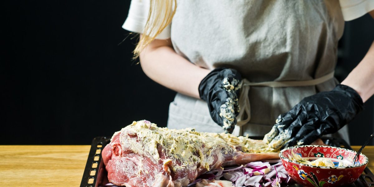 Mielul la masa de Paște: secretele bucătarilor pentru o experiență culinară reușită Paștele este o sărbătoare importantă în calendarul românesc, iar bucatele tradiționale joacă un rol central în celebrarea acestei ocazii