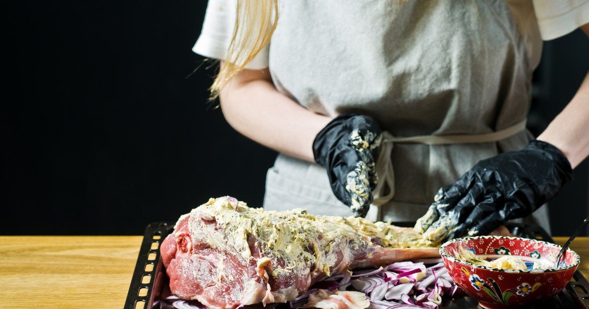 Mielul la masa de Paște: secretele bucătarilor pentru o experiență culinară reușită Paștele este o sărbătoare importantă în calendarul românesc, iar bucatele tradiționale joacă un rol central în celebrarea acestei ocazii