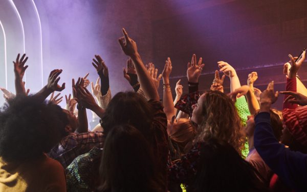 Tinerii renunță la alcool, cluburile din Londra se adaptează