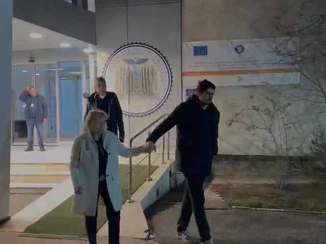 Noaptea trecută, în jurul orei 00:30, Răzvan Lucescu a ajuns la spitalul în care este internat Mircea Lucescu, tatăl său, într-o prezență discretă, dar semnalată de martori