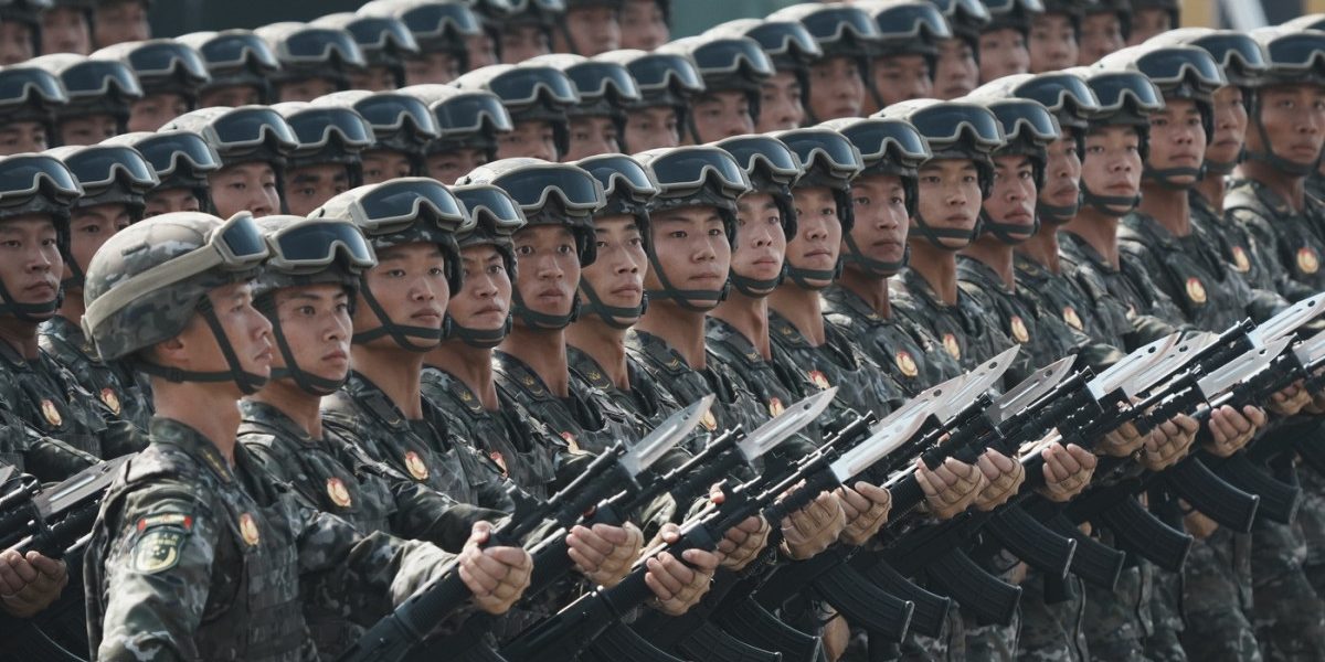 China: AI militară, perfomanță de 90% la teste de asalt, depășind comandanții umani