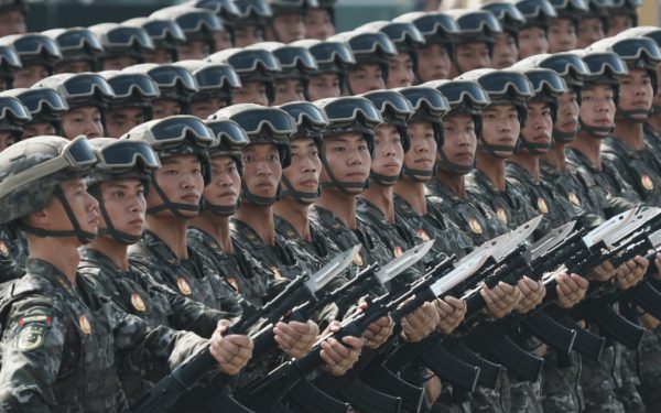 China: AI militară, perfomanță de 90% la teste de asalt, depășind comandanții umani