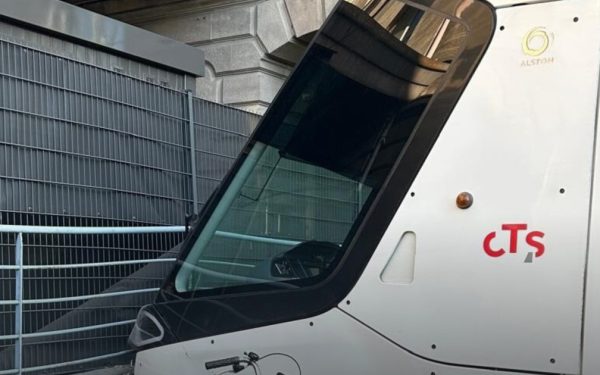 ȘOC la Strasbourg: Vatman leșinat, tramvaiul s-a izbit de zidul gării! Trei răniți