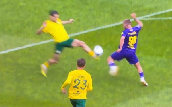 Imagini șocante în Eredivisie: Fostul de la Tottenham, „măcelărit” de adversar