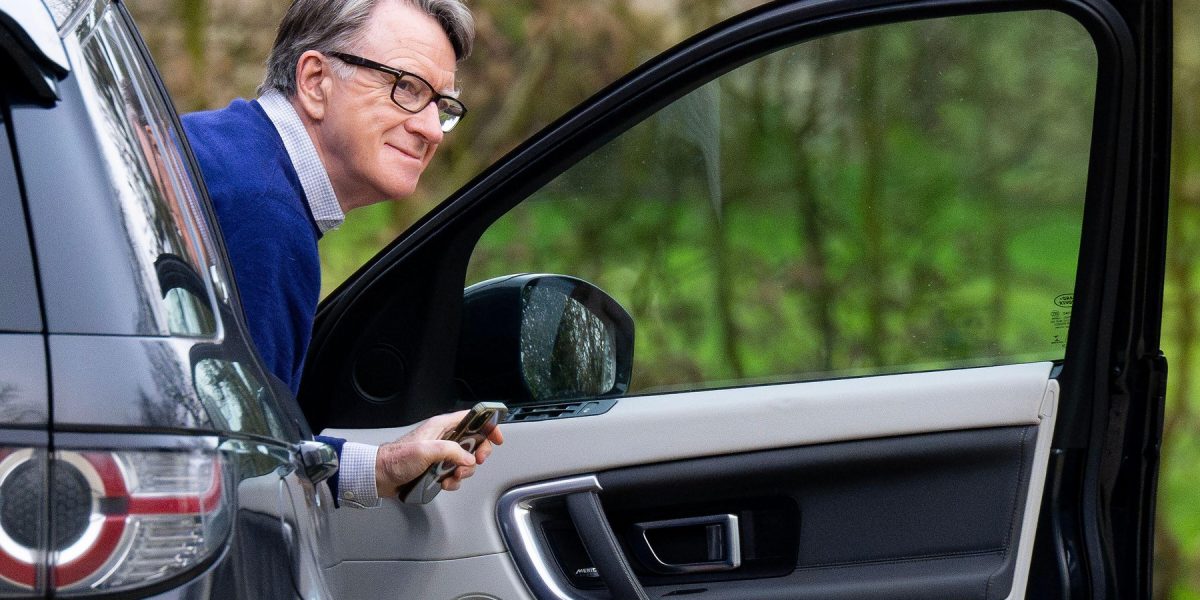 Mandelson, prins cu pantalonii-n vine: Amendă usturătoare pentru urinare publică