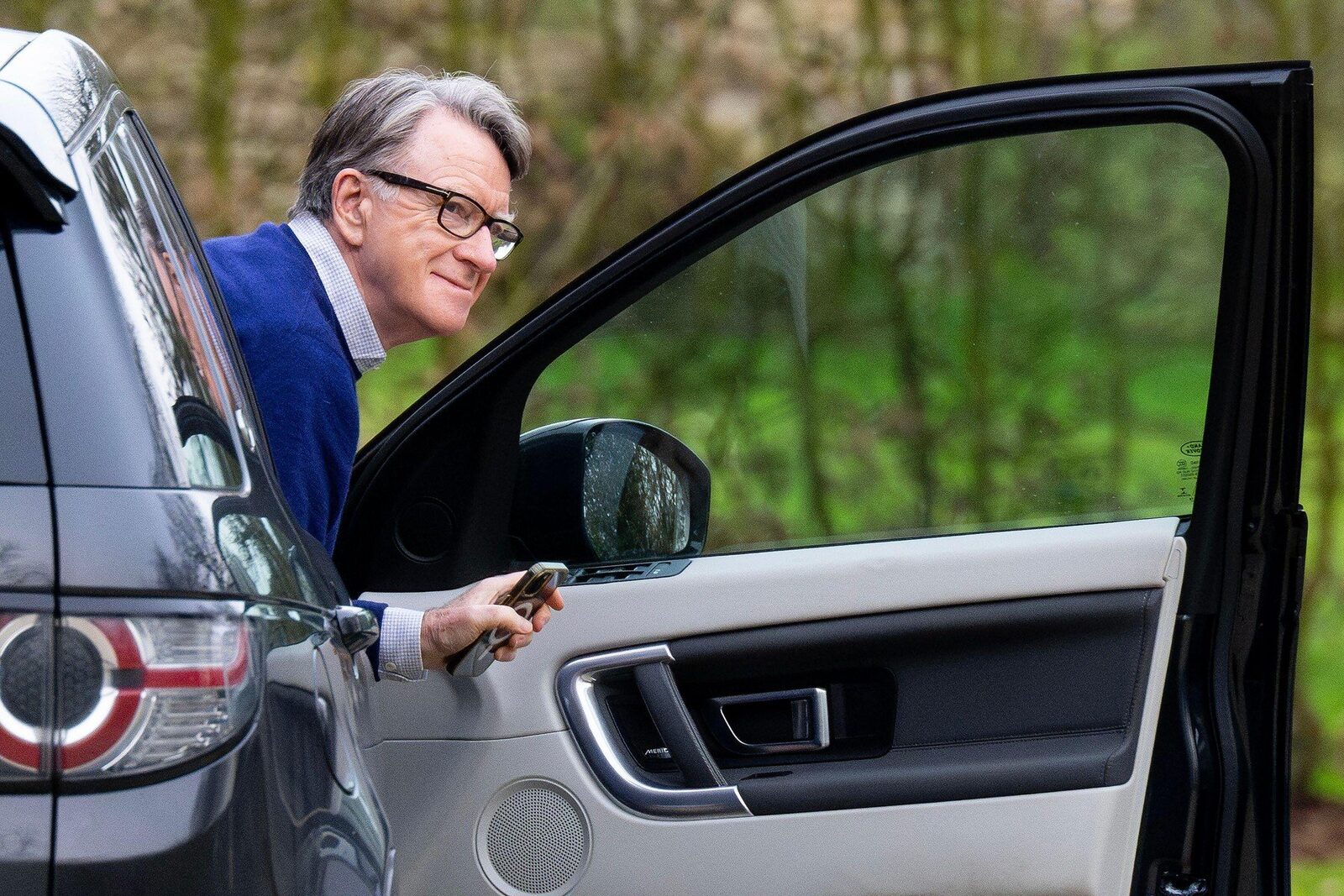 Mandelson, prins cu pantalonii-n vine: Amendă usturătoare pentru urinare publică