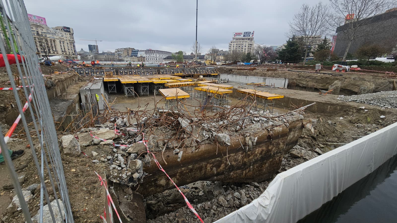 Lucrările de reabilitare a planșeului de la Piața Unirii, din Centrul Capitalei, urmează să înregistreze o majorare a costurilor, în contextul modificărilor taxei pe valoarea adăugată