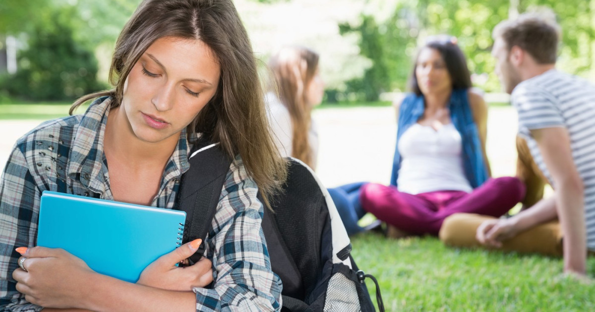 Diferenta cruciala între a fi singur și a te simți singur, conform studiilor recente A fi singur și a te simți singur sunt două experiențe diferite, chiar dacă aparent pot parea asemănătoare