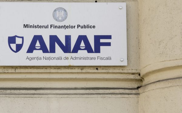 ATENȚIE la telefon: Falsii inspectori ANAF sună pentru bani