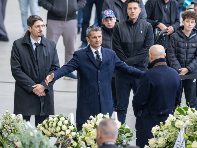 Fotografia atașată ilustrează un moment de la înmormântarea lui Mircea Lucescu