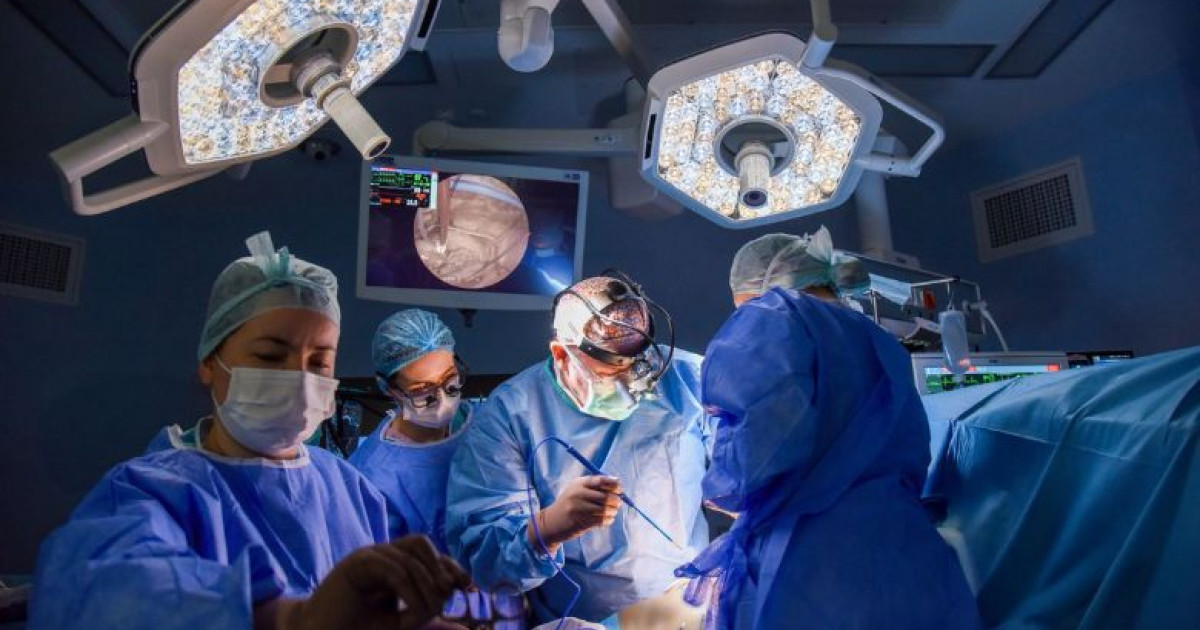 Un bărbat de 72 de ani, diagnosticat cu o afecțiune cardiovasculară încă din tinerețe, a fost recent supus unei intervenții medicale din cauza complicațiilor generate de evoluția bolii