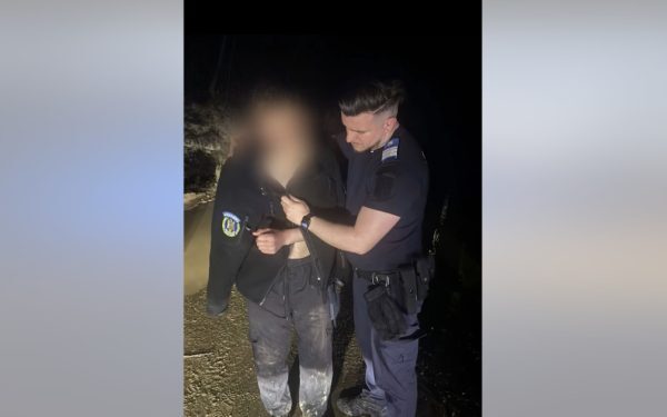 TÂNĂR salvat de Jandarmi după ce a fugit de urs. Și-a abandonat motocicleta!