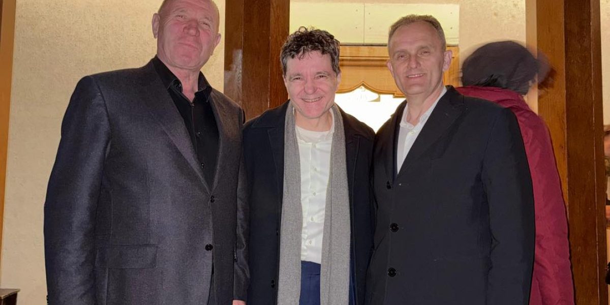 Nicușor Dan, la Cornu de Vinerea Mare: PSD-iști și primar, alături de edil