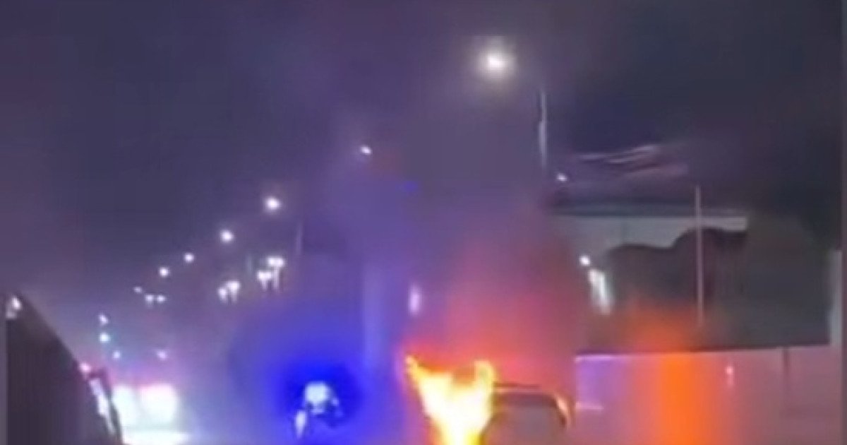 O maşină de poliţie a luat foc în trafic, pe Bulevardul Bucium din Iaşi, într-un incident care a atras atenția asupra stării tehnice a flotei auto a Inspectoratului General al Poliţiei Române