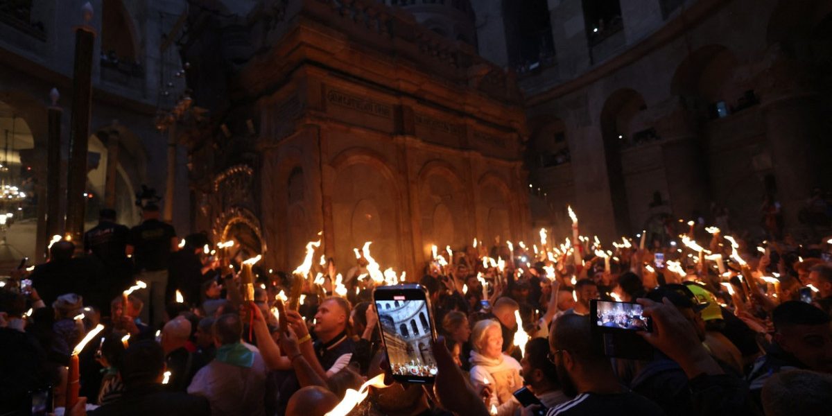 Lumina Sfântă vine azi în România de la Ierusalim