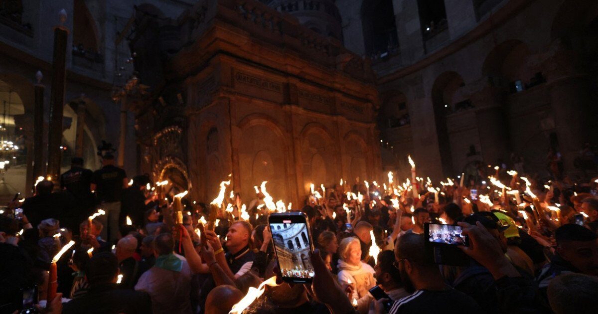 Lumina Sfântă vine azi în România de la Ierusalim