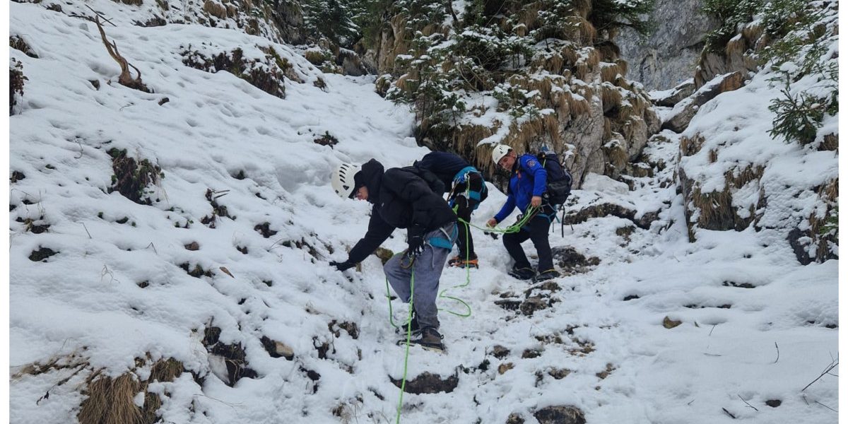 Gheață și pericole în Piatra Craiului: Jandarmii salvează doi turiști blocați