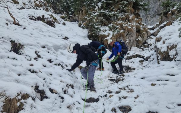 Gheață și pericole în Piatra Craiului: Jandarmii salvează doi turiști blocați